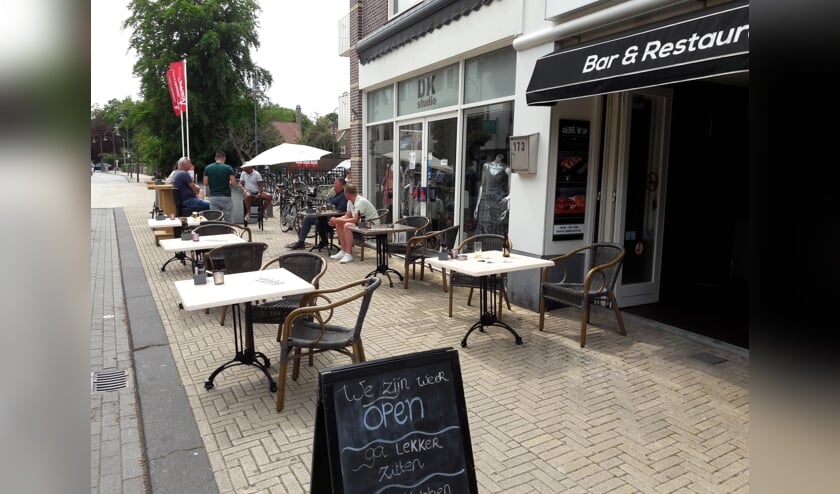 Het terras van de Gebr. Wop mag, als de naastgelegen winkels zijn gesloten, tijdelijk uitgebreid worden.