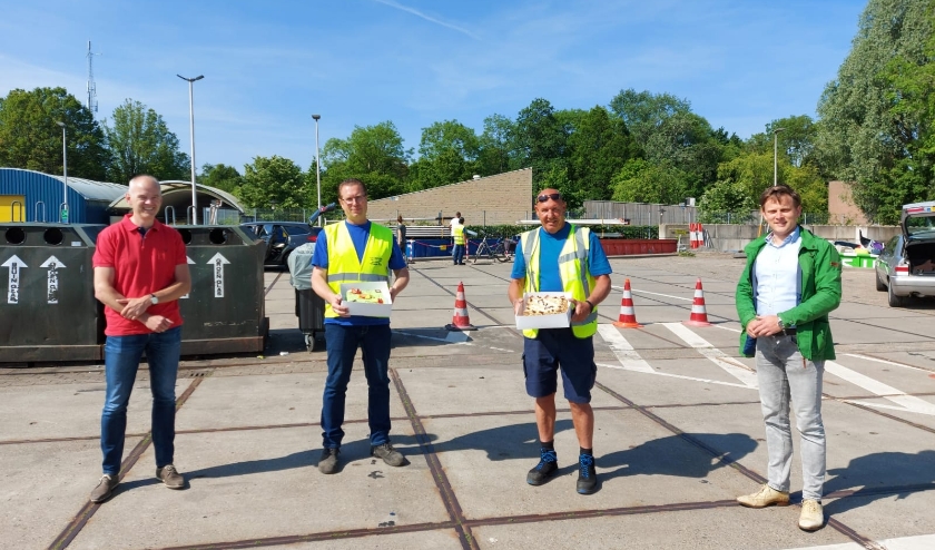 De medewerkers van de milieustraat en de buitendienst in Leiderdorp werden vorige week dinsdag verrast door raadslid Geert Schipaanboord (geheel rechts) en burgerraadslid Arie Janssen van de ChristenUnie-SGP die taarten kwamen brengen. | Foto: PR