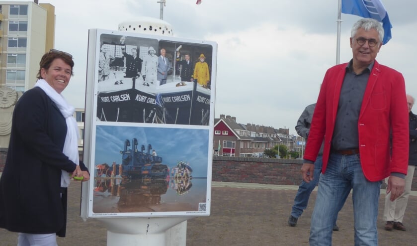 Woensdag werden de fotopanelen over de kustbewaking bij de vuurtoren onthuld. | Foto: Ina Verblaauw