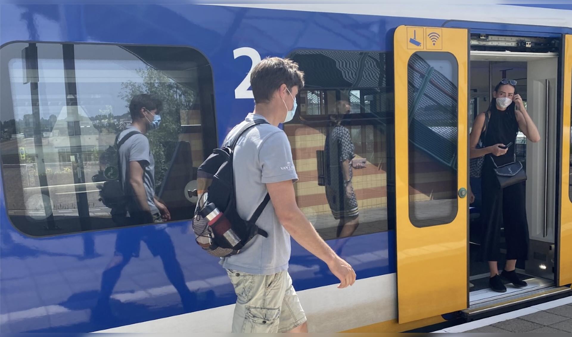 Nederland gaat weer steeds meer 'open'. Vanaf 1 juli geldt dat iedereen weer mag reizen met het openbaar vervoer, maar wel nog steeds met mondkapje. 