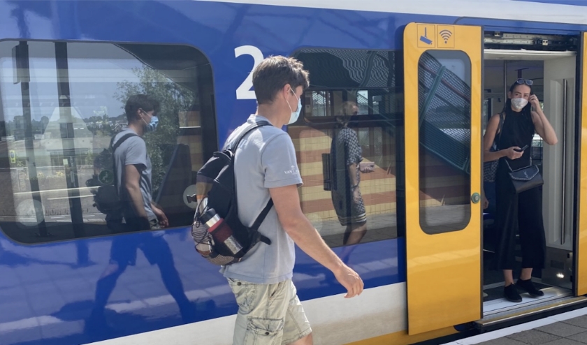 Nederland gaat weer steeds meer 'open'. Vanaf 1 juli geldt dat iedereen weer mag reizen met het openbaar vervoer, maar wel nog steeds met mondkapje.