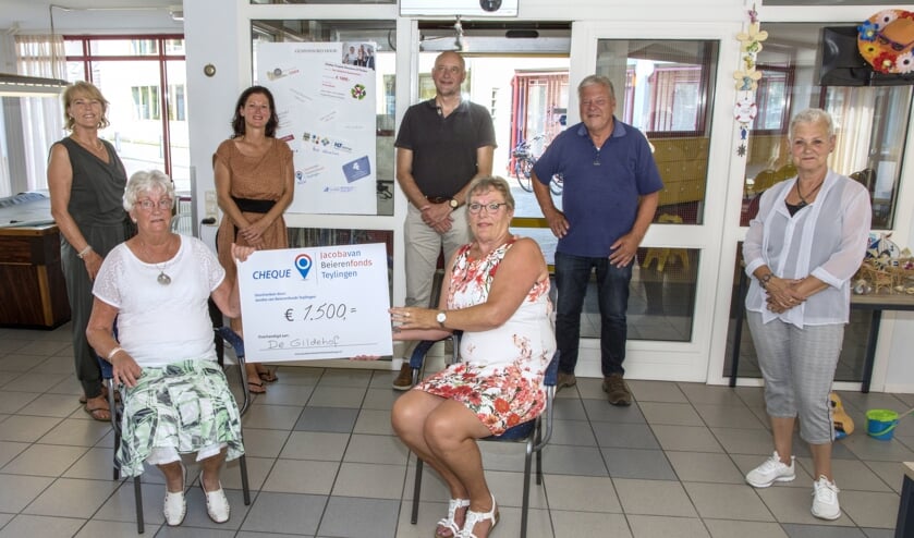 Staand van links naar rechts: Mary van Putten (JvBfonds), Loes Massaro (wijkregisseur), Arno van Kempen (wethouder), Carel van der Wijngaard en Ria van Werkhoven (Kringloopwinkel Voorhout). Zittend van links naar rechts mevrouw Stijnman en mevrouw Visser (initiatiefnemers).
