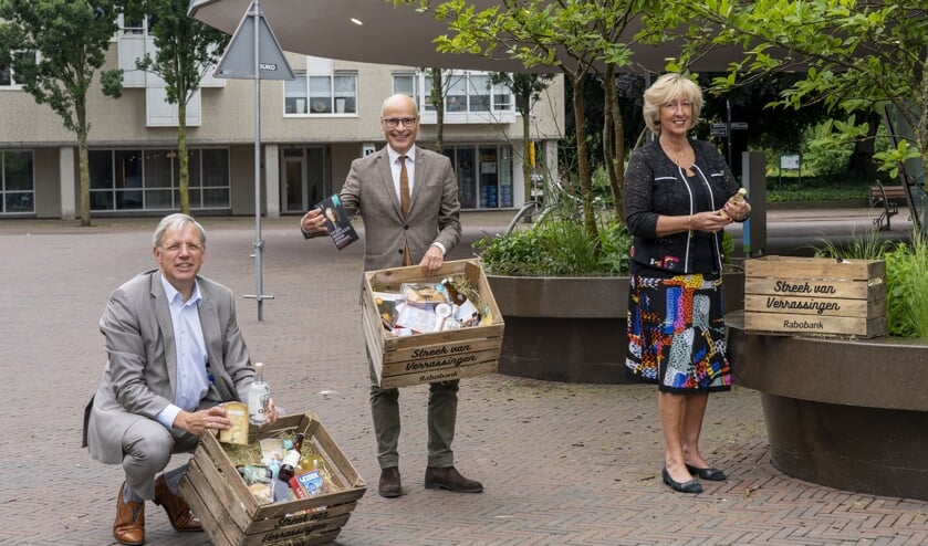 V.l.n.r. burgemeesters De Visser (Katwijk), Jaensch (Oegstgeest) en Driessen (Leiderdorp) nemen streekbox in ontvangst.