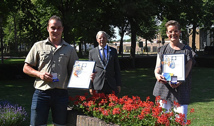 Terechte lof van de burgemeester voor Willy Donders (r) en
Stefan Varkevisser . | Foto: PvK