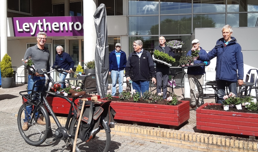 De Lions bij de met nieuwe planten gevulde bloembakken.