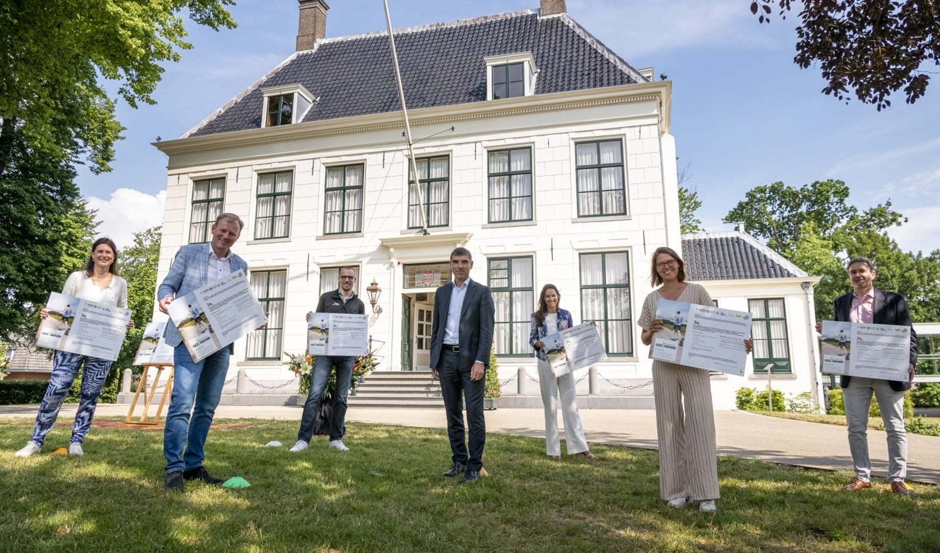 Een aantal initiatieven worden getoond: o.a. A-Tax. Hillegom in beweging en Welzijnskompas. Lees verder op: www.dehillegommer.nl. | Foto: Corine Zijerveld