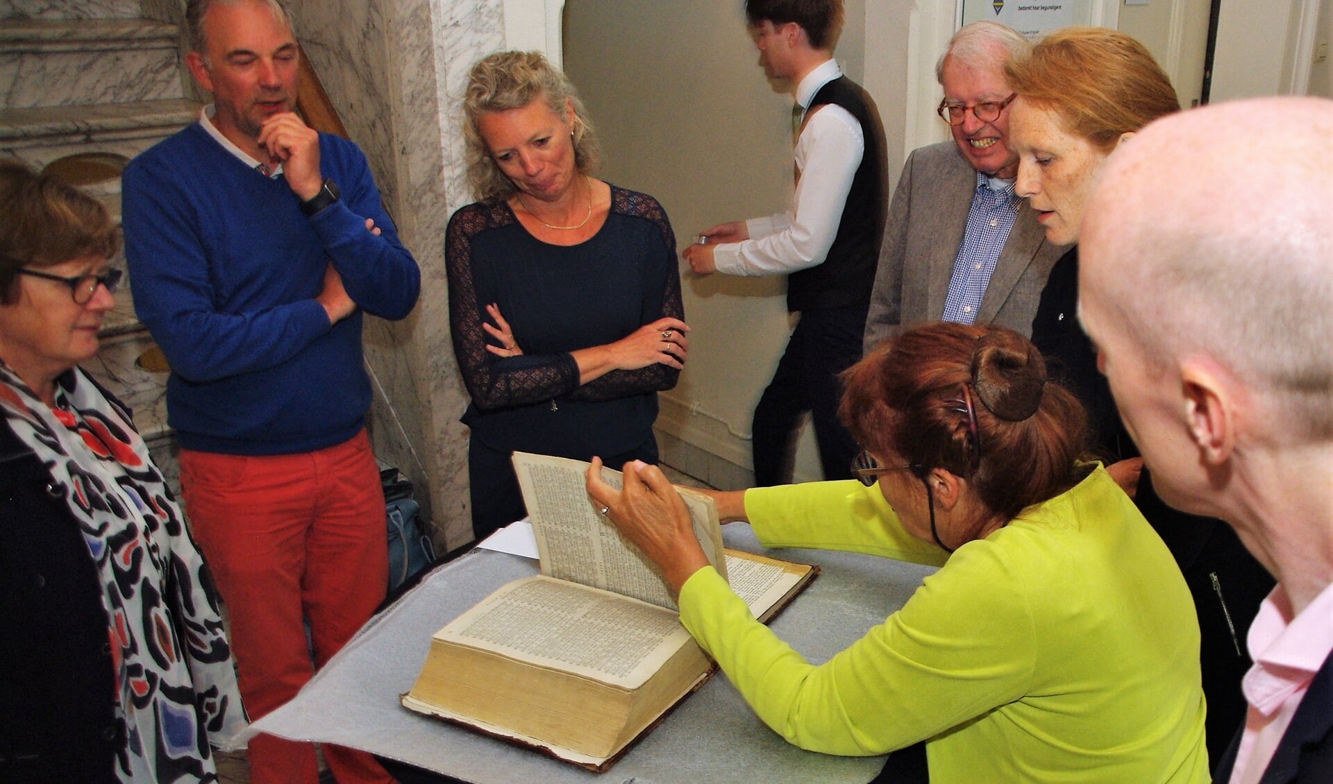 Archivaris Carla de Glopper bladert nieuwsgierig door de Statenbijbel. | Foto Willemien Timmers