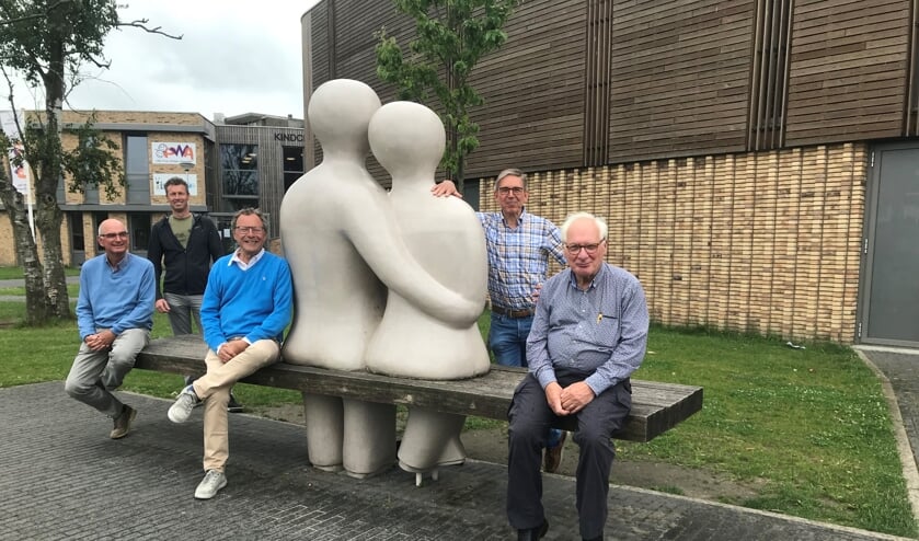 De bestuursleden van Zon op Leiderdorp (v.l.n.r. Lodewijk van Aernsbergen, Coen Huisman, Johan Kools, Henk van Rooijen en Ton Cremers) bij sportzaal Hoftuyn.