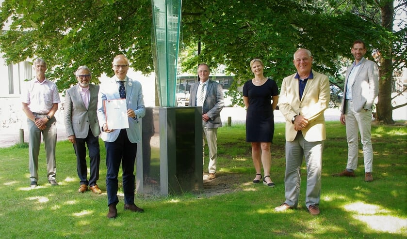 Jos Roeffen, Joop Verdonk, Emile Jaensch, Simon Vogel, Sandra Mrosek, Tim van Tongeren en Marien den Boer vieren de oprichting van de stichting voor oud-raadsleden en oud-collegeleden. | Foto Willemien Timmers