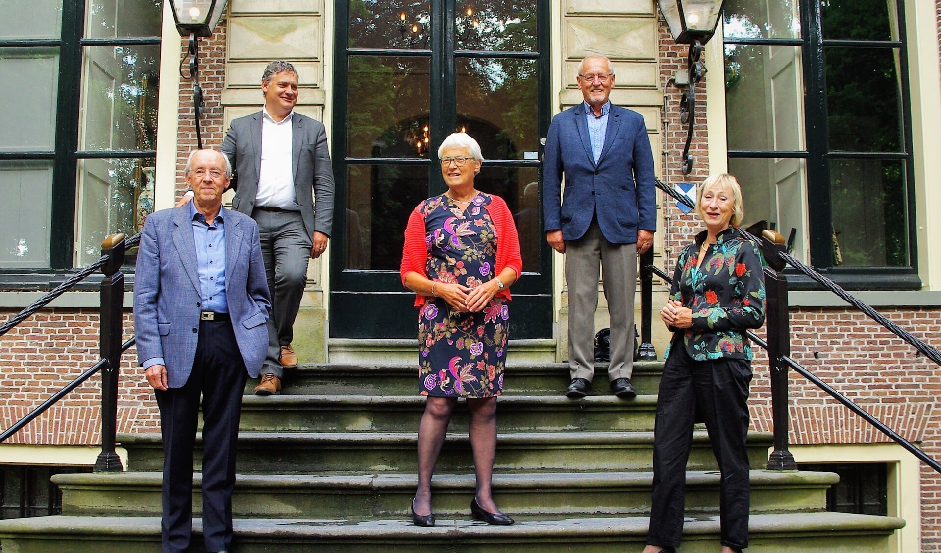 Ereburger Rianne Meester-Broertjes (midden) op het bordes met (vanaf linksboven met de klok mee) Oud-Poelgeest directeur Jan-Willem Besselink, Huub Hendrix, Moniek Steenland en Onno Koerten. | 