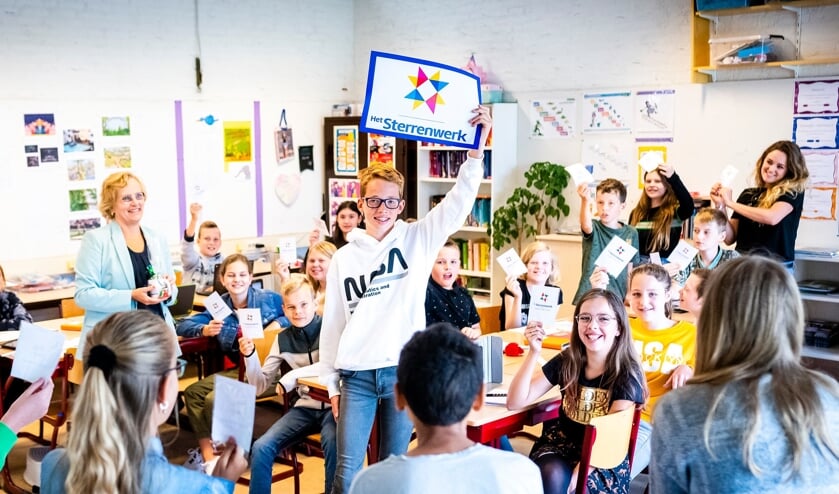 Thijs uit groep acht van de Kinderburg bedacht de nieuwe naam van de fusiebasisschool: Het Sterrenwerk.