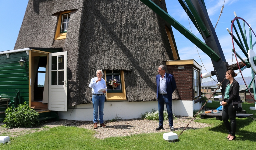 Wim Bos (links) introduceert Nico Papineau Salm (midden). Rechts wethouder Langeveld.