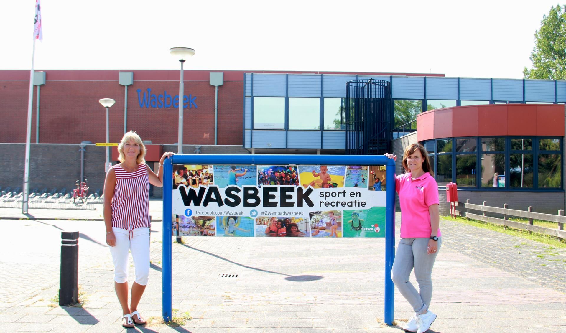 Medewerkers Anita en Miranda bij een nog stille Wasbeek, vlak voor de opening. | Foto: pr.