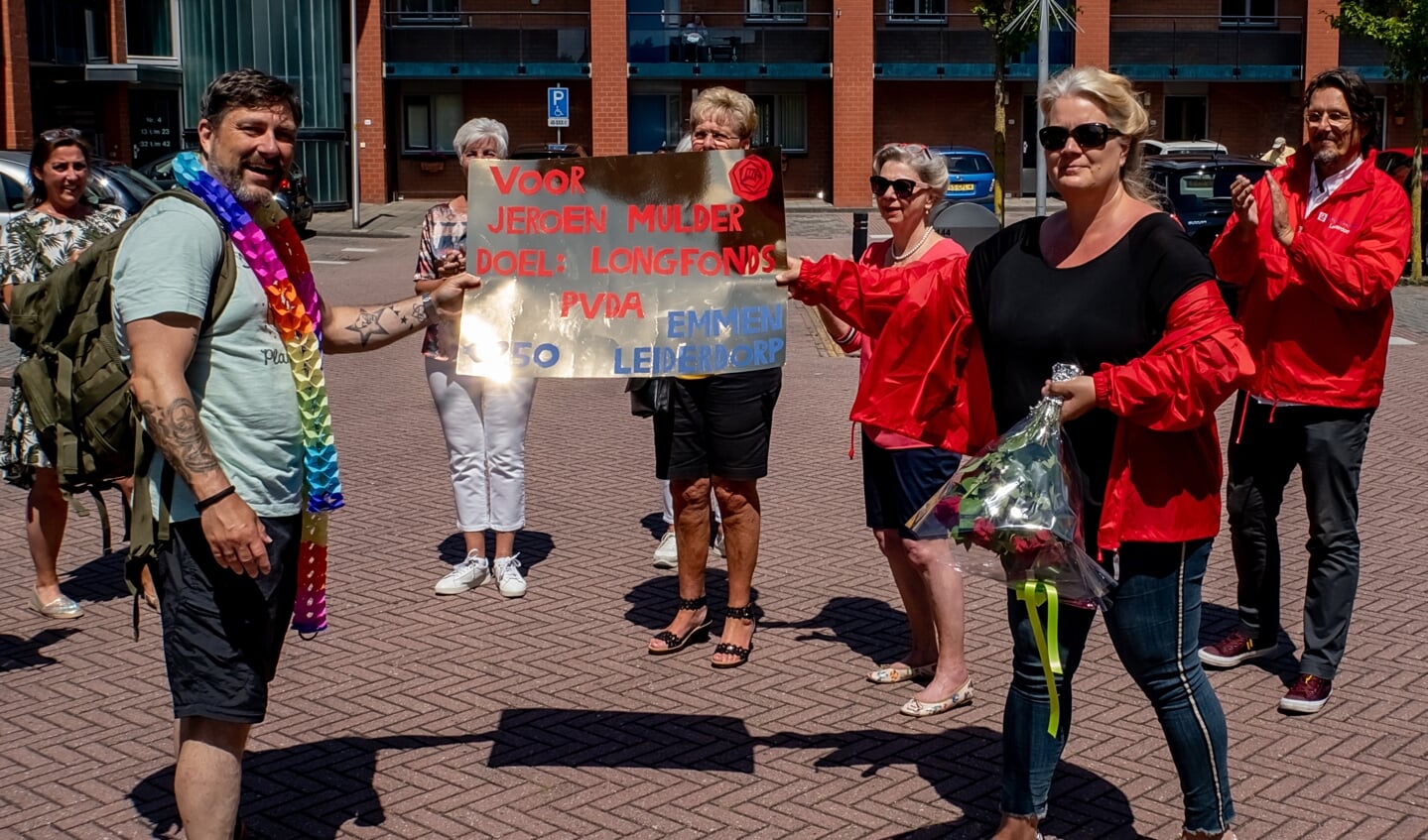 Joyce van Reijn overhandigde Jeroen Mulder een cheque van 250 euro voor het Longfonds namens de PvdA Leiderdorp. | Foto: J.P. Kranenburg 