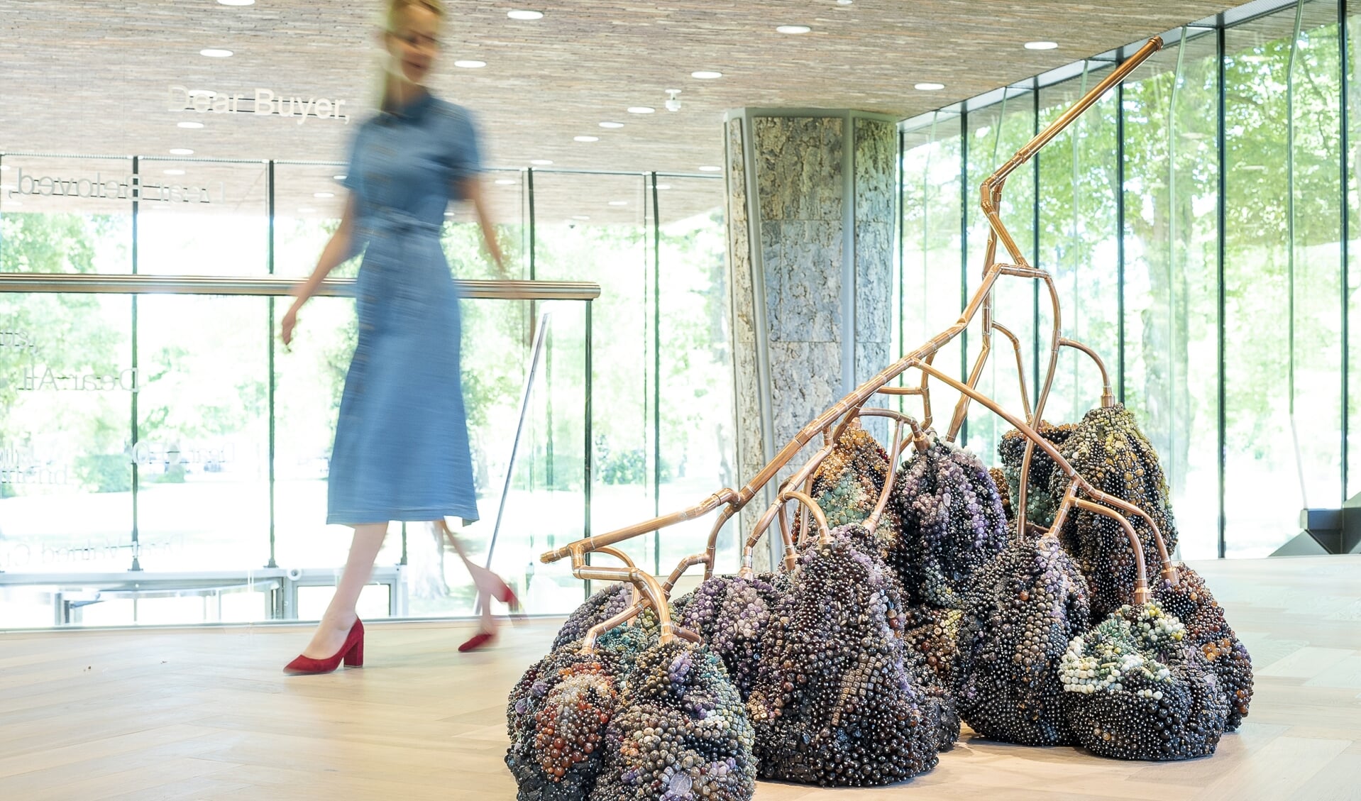 De enorme druiventros van kunstenaar Kathleen Ryan ziet er beschimmeld en verschrompeld uit. Maar is dat ook zo?