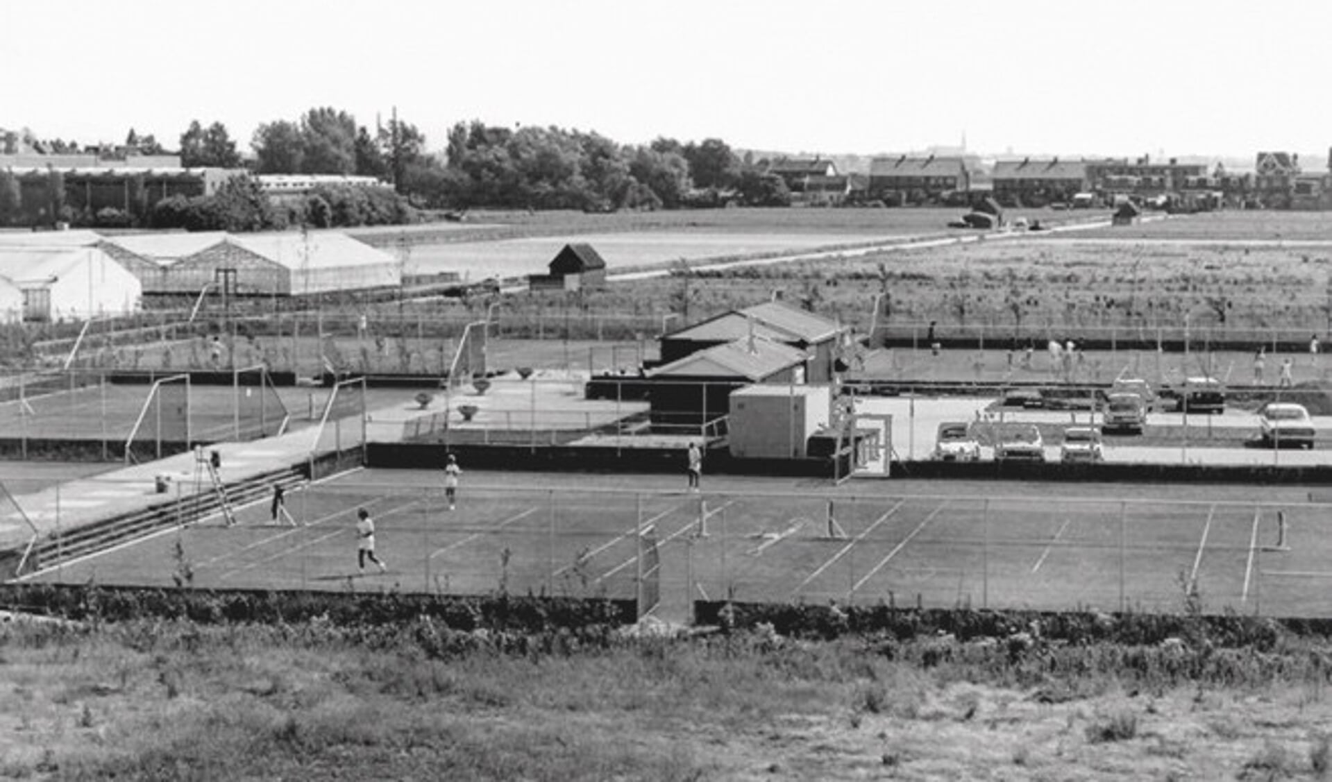 Fotobijschrift: De tennisbanen van HTC in de jaren ‘70. Foto: Archief SVvOH.