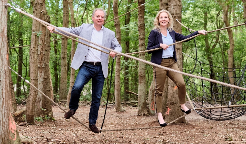 Lars Flinkerbusch (Economic Board) en Quirine Kamphuisen (Noordwijk Marketing) trappen Fase drie van het project Kuuroord af in het Klimbos van Nieuw Leeuwenhorst in Noordwijk.