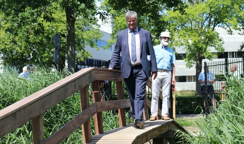 Wethouder Kees van der Zwet en Ignus Maes van stichting Vrienden van 't Huys Dever namen de brug als eersten in gebruik.