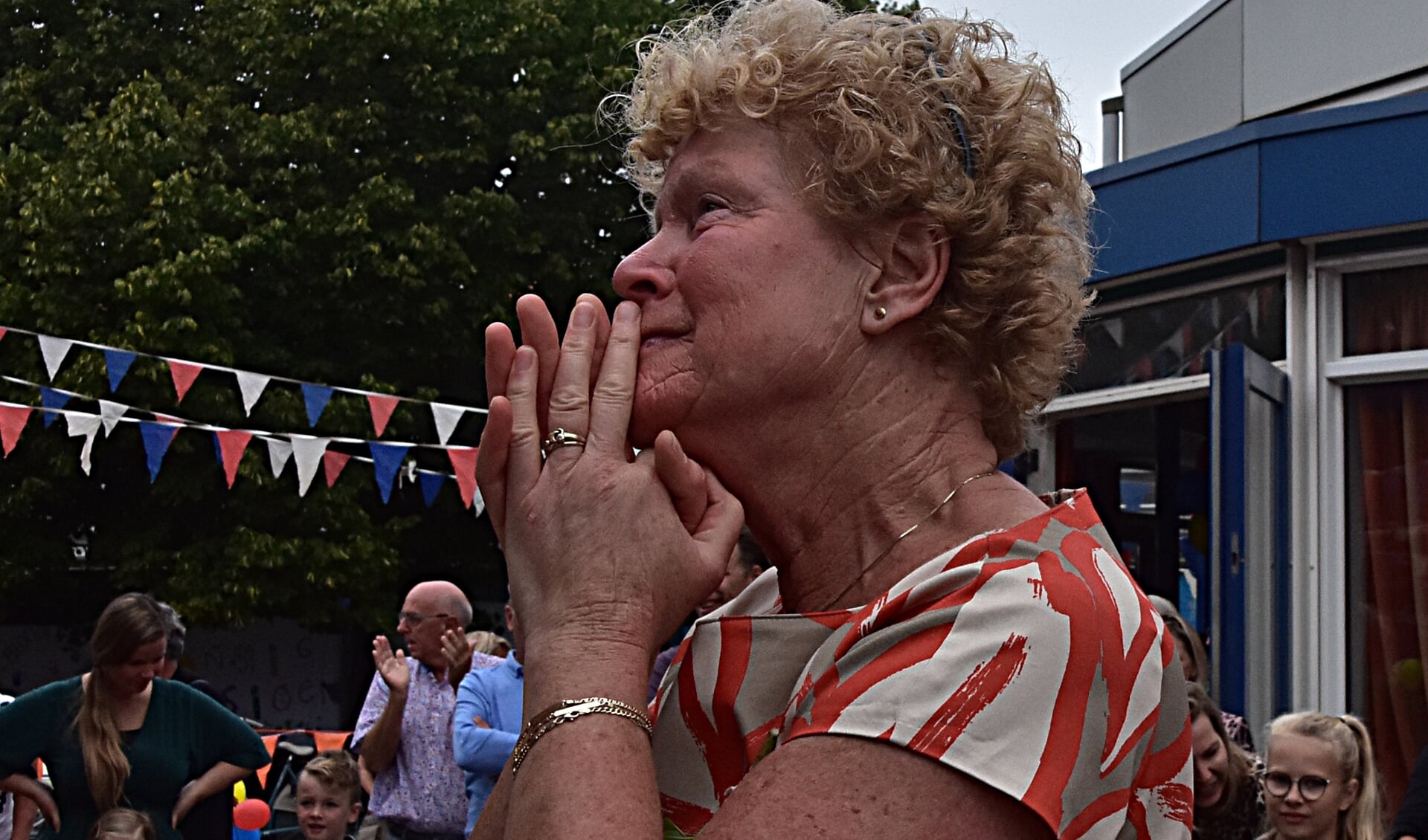 Blondi van der Woude was duidelijk geëmotioneerd bij het onthaal. | Foto: Piet van Kampen