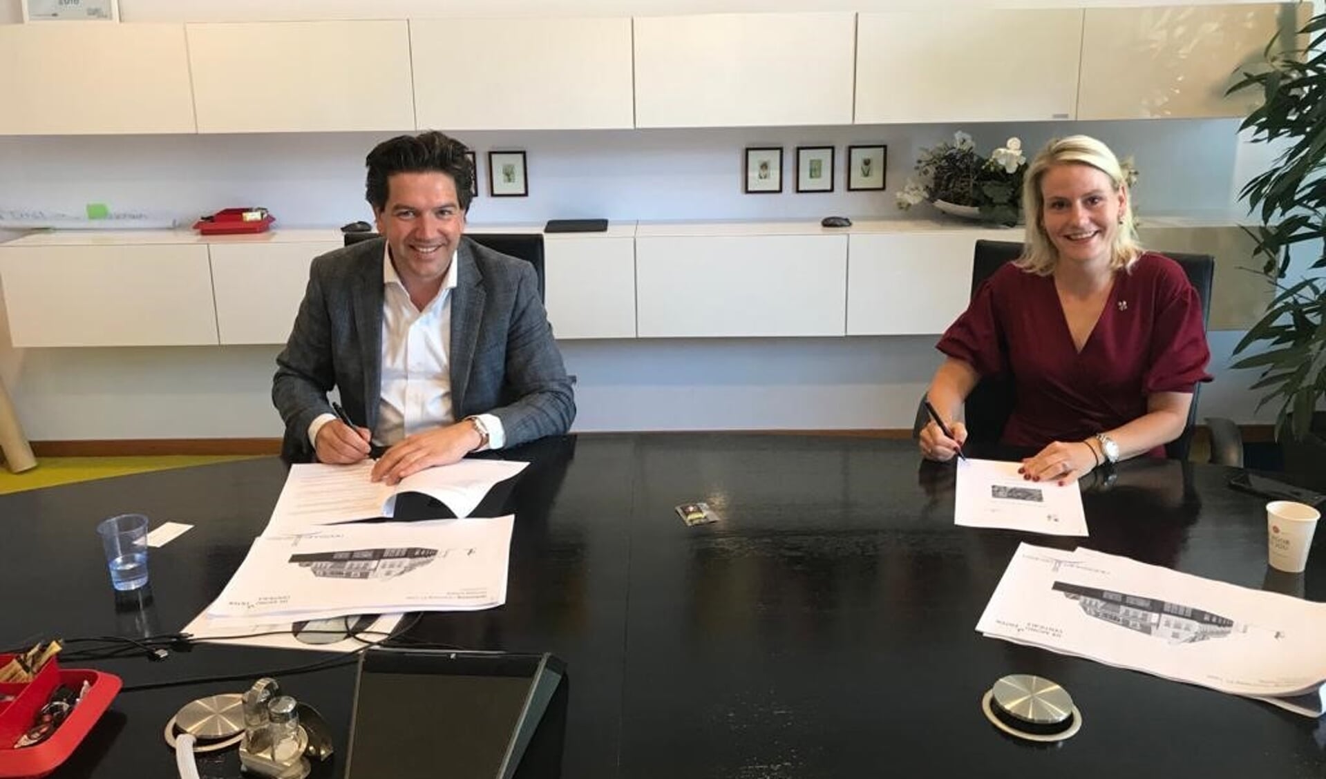 Riny Kouwer en Jeanet van der Laan bij de ondertekening van de intentieovereenkomst voor de nieuwe Hoogvliet-supermarkt in Lisse.