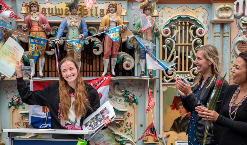 Muziek en applaus voor het behaalde diploma.
