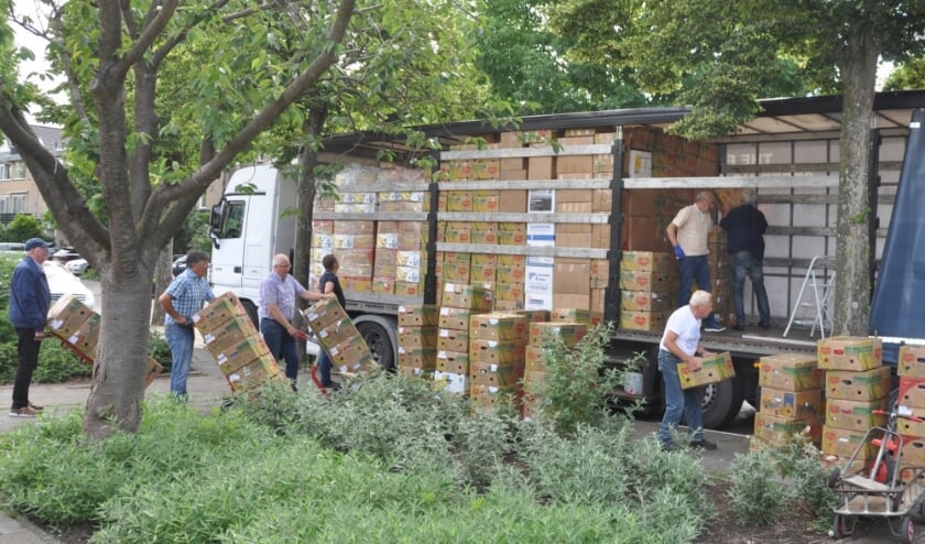 Vrijwilligers laden de 831 dozen in voor transport naar Roemenië.