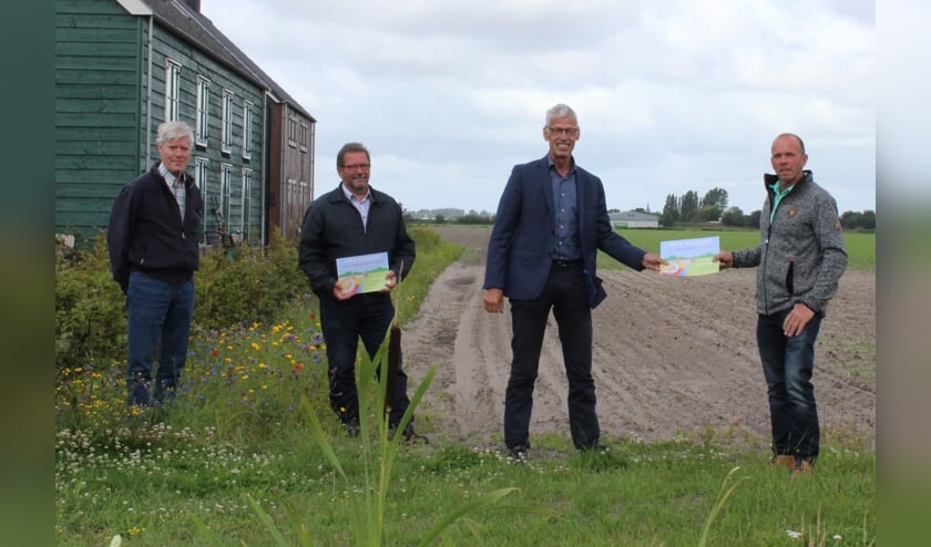Overhandiging van de folder: Zeven makkelijke maatregelen voor de patrijs. Van links naar rechts: Jan Hoogeveen, Aad van Eeden, Piet van der Poel en Mart Duineveld.