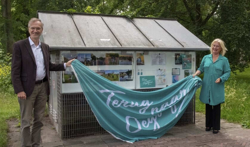De onthulling van de vitrine (met foto-wedstrijd). | Foto Willem Krol