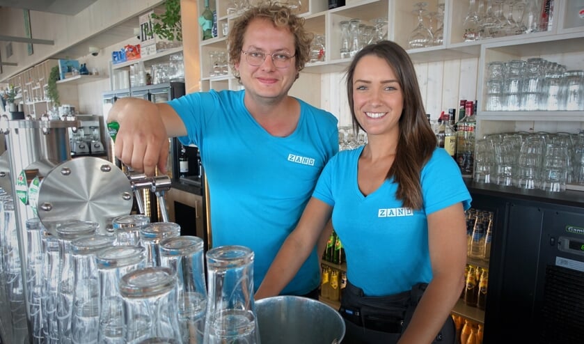 Dirk en zijn vrouw Ilona in hun ‘grandcafé’ aan strand.