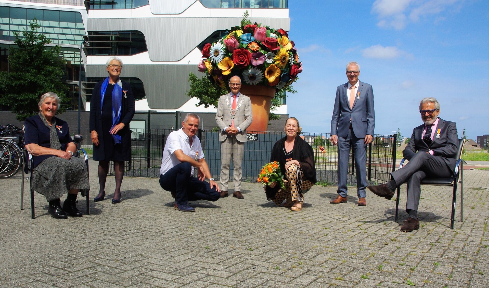 De zes gedecoreerden met burgemeester Jaensch na afloop van de plechtigheid. | Foto Willemien Timmers