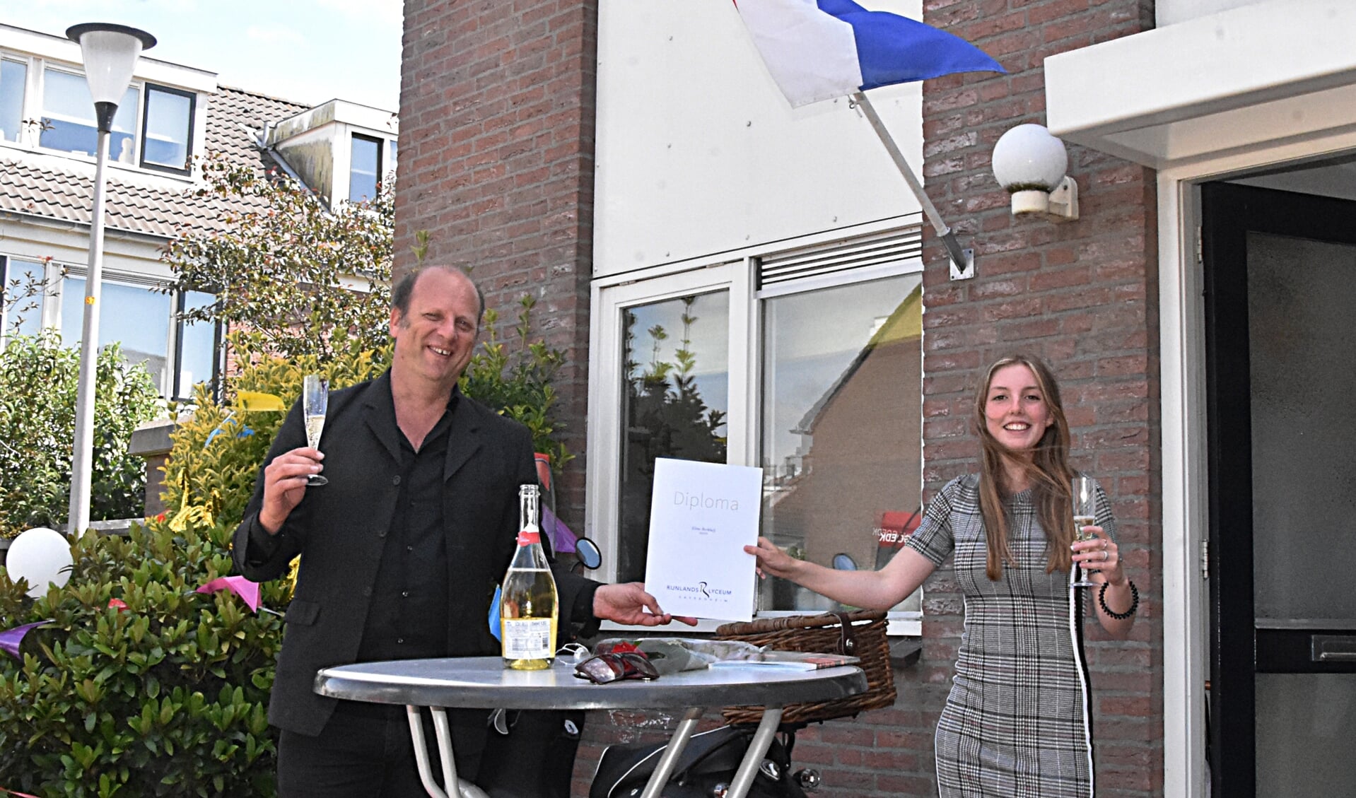 Mentor Mischa Noordijk en Eline toosten op het succes.