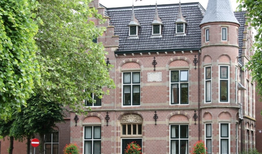 Achter de historische gevel zijn eigentijdse aanpassingen nodig om de dienstverlening aan inwoners verbeteren.