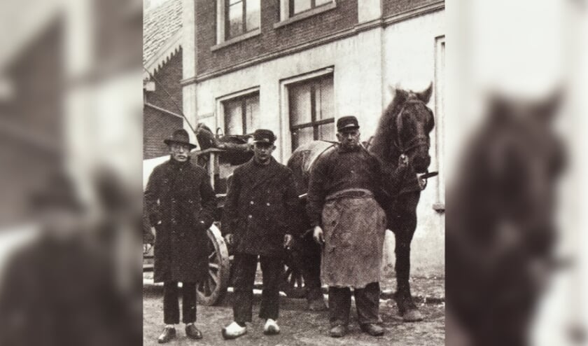 De Hillegomse vuilniswagen in de jaren ‘30.