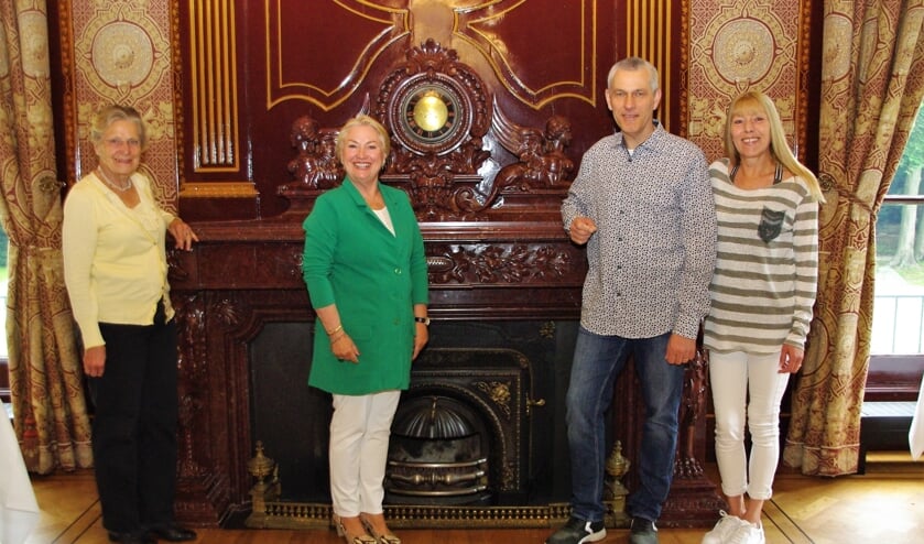 Hennie Völker, Marjolijn van der Jagt en Jos en Jacqueline Roelofs in de Drakenzaal van Oud-Poelgeest. | Foto W. T.
