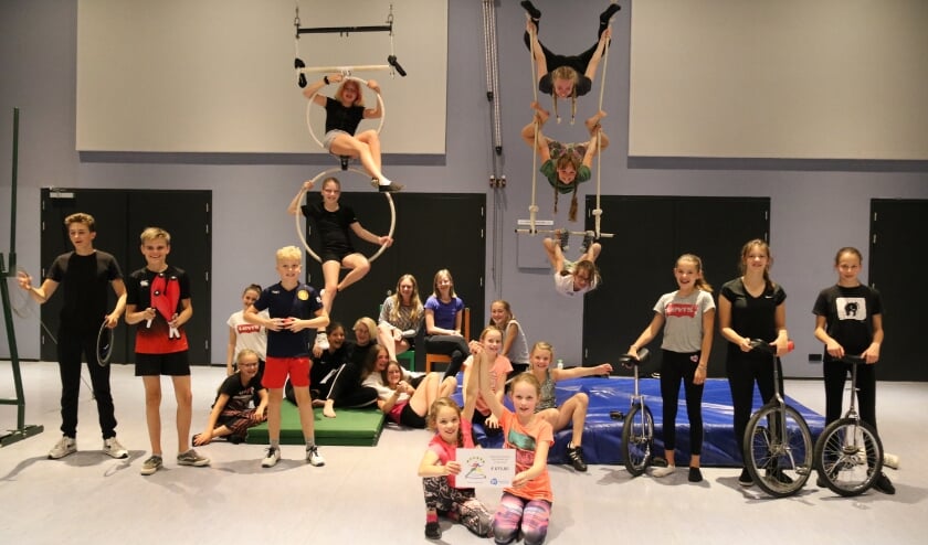 Veel van de acts zijn (zoals de trapezes) niet makkelijk naar buiten te verplaatsen. De blijdschap was daarom ook groot toen bekend werd dat de artiesten weer de trainingszaal mochten gebruiken. | Foto: pr.