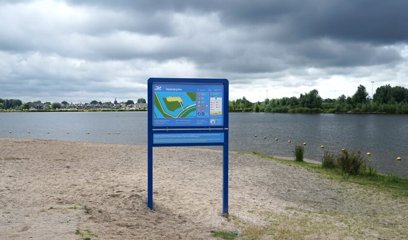 Op het strandje bij de Vadedoplas is een informatiebord geplaatst van het hoogheemraadschap Rijnland, de omgevingsdienst Midden-Holland en de provincie Zuid-Holland.