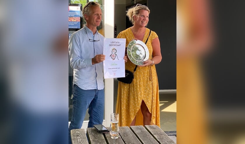 Jolien Vliegen-Janus ontving de LOHC Schuit-schaal uit handen van voorzitter Jurgen van der Velden.