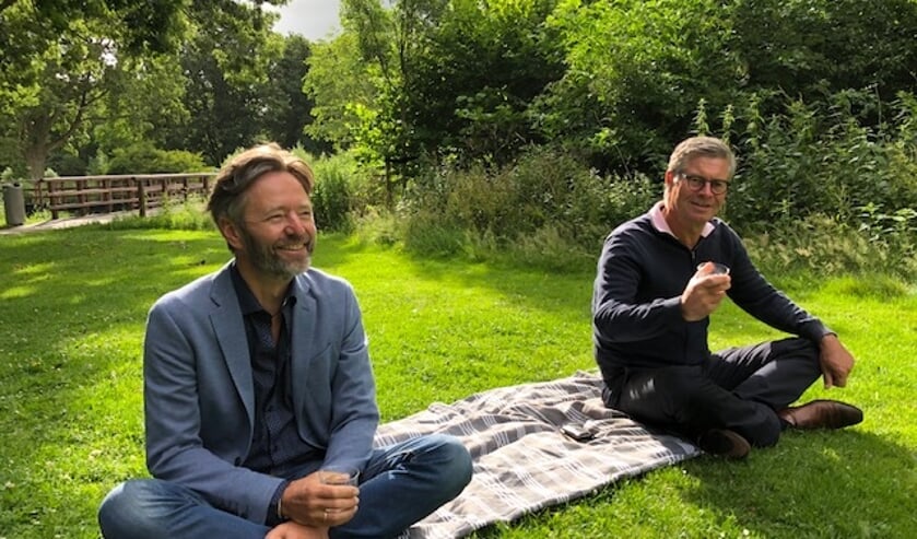 Moderator Huibrecht Bos (l.) en medeorganisator Jan van Trigt in het park.