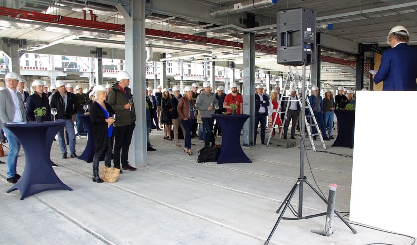 Een enthousiaste Thijs de Kleer, directeur Biopartner, sprak de aanwezigen toe. "De stalen structuur van het Gorlaeus, is gebruikt als basis voor dit nieuwe gebouw. "| Foto's Willemien Timmers