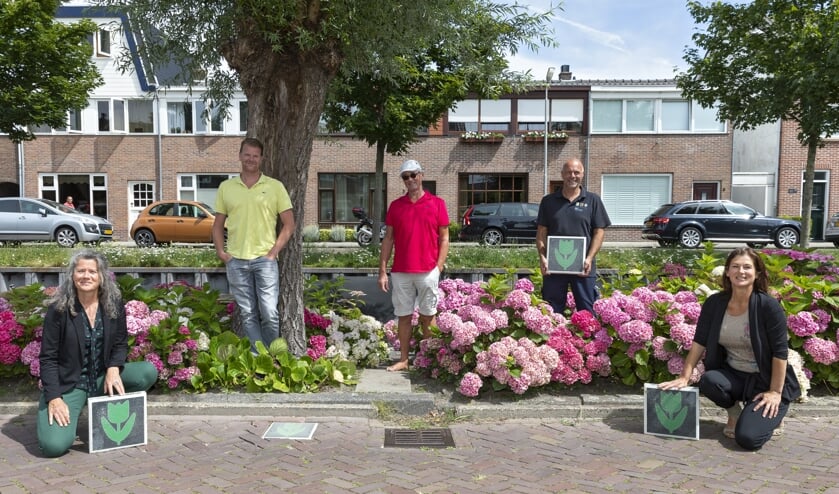 : Irma Crooijmans (wijkregisseur), Marco Dobbe (toezichthouder), Hans Helmus (initiatiefnemer), Dick Duivenvoorde (uitvoering), Loes Massaro (wijkregisseur). | Foto: pr./Sven van der Vlugt
