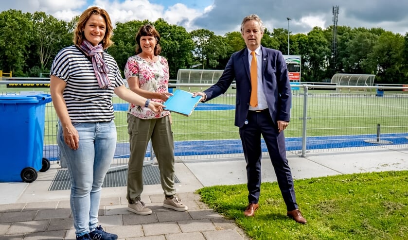 Voorzitter Lianne van der Kruk en penningmeester Ine Goedegebuur ondertekenden het contract namens Velocitas, wethouder Willem Joosten deed dat namens de gemeente Leiderdorp.