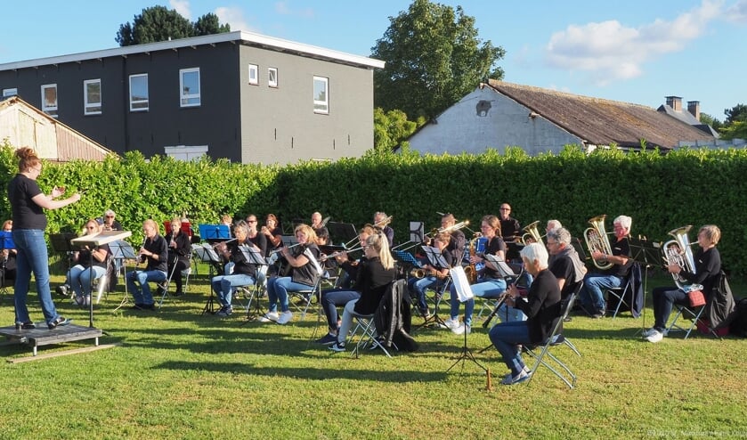 Een concert in de tuin aan ht Oosteinde.   