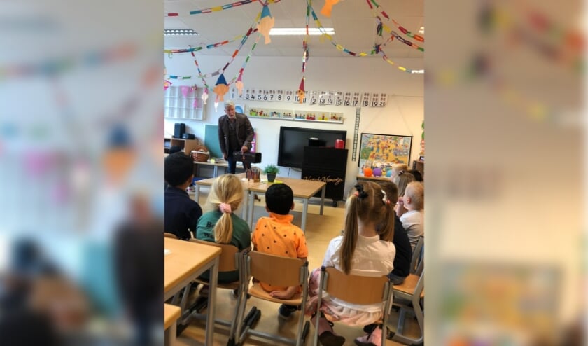 Goochelaar Ton Bal krijgt de hele klas stil met zijn trucs. | Foto: pr.