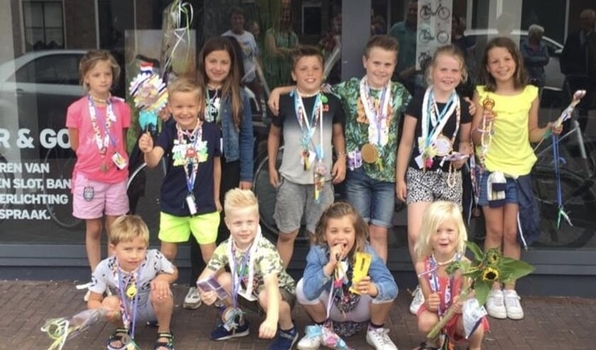 Trots poseren de kinderen met hun medaille.