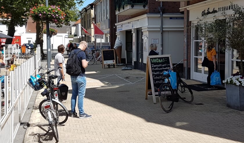 Wachten op anderhalve meter bij de visboer in Sassenheim.