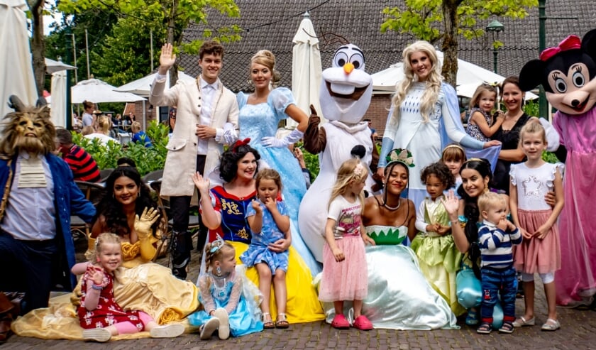 Samen met de tekenfilmhelden op de foto.