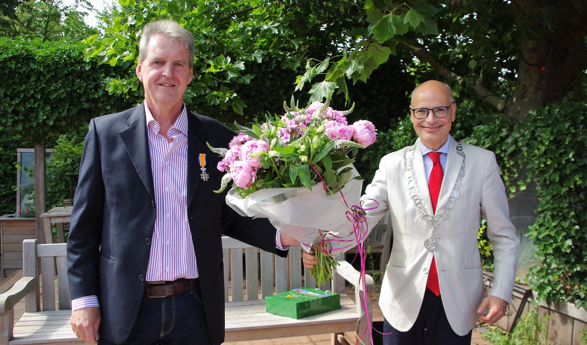 Een verraste Dick de Groot ontving bij zijn afscheid een Koninklijke Onderscheiding. | Foto Willemien Timmers