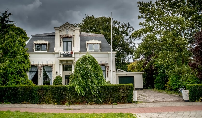 De witte villa aan de Van der Valk Boumanweg 236, die wordt omgebouwd tot zorgvilla met een appartementenblokje in de tuin.