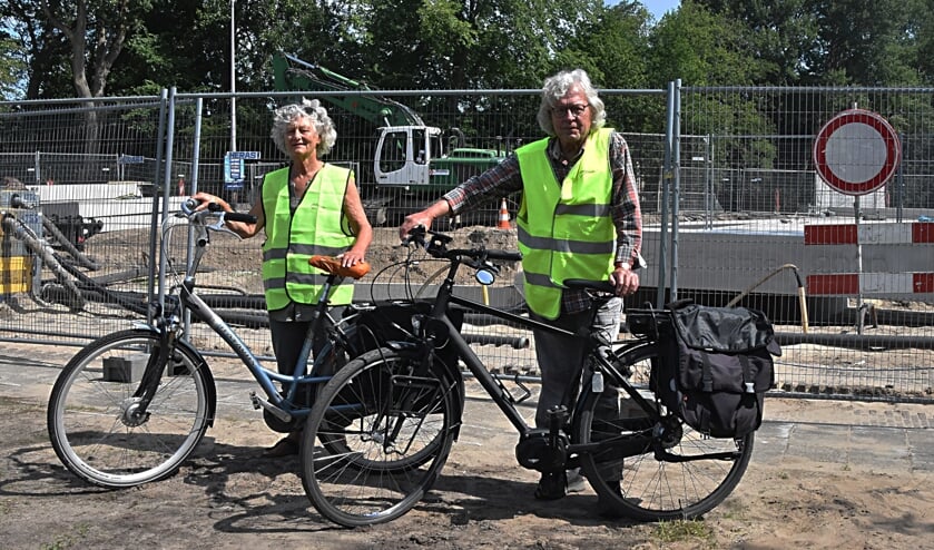Bert en Saskia bij de bouwplaats met achter hen de tunnelbak. | Foto: PvK