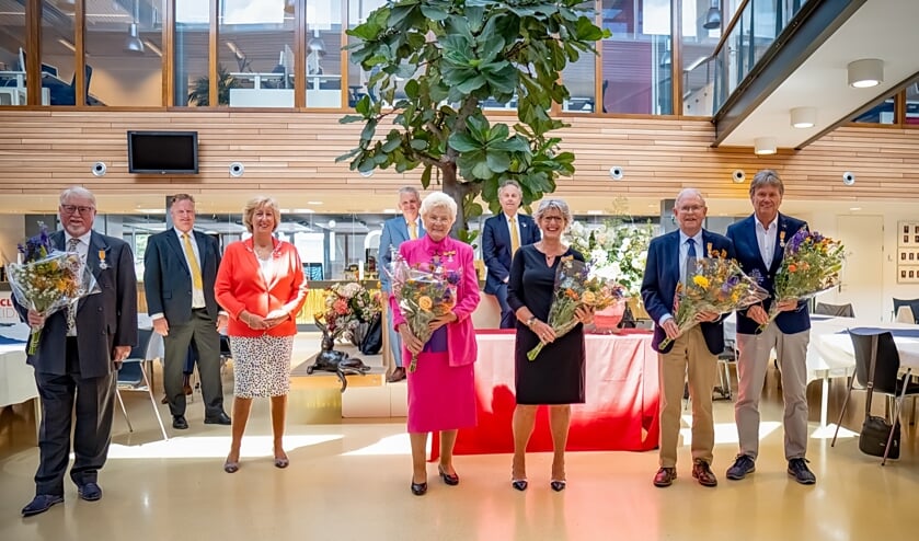 Vooraan met bloemen de gedecoreerden, v.l.n.r. Jan Albert Dop, Beatrix Nieuwenhuis, Rina Cooijmans, Niek de Wolf en Simon Verstraaten, achter het college van B en W met v.l.n.r. wethouder Rik van Woudenberg, burgemeester Laila Driessen en wethouders Daan Binnendijk en Willem Joosten.